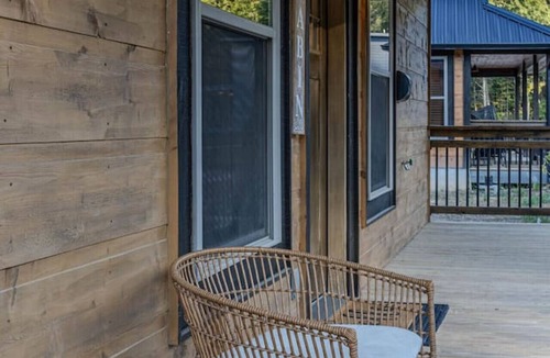 Pigeon Forge Cabin | 2BR Cozy Cabin in Smoky Mountains with Hot Tub