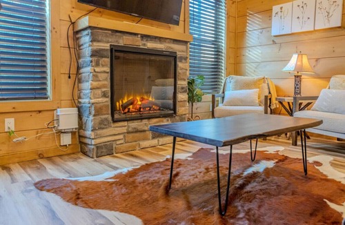 Pigeon Forge Cabin | 2BR Cozy Cabin in Smoky Mountains with Hot Tub