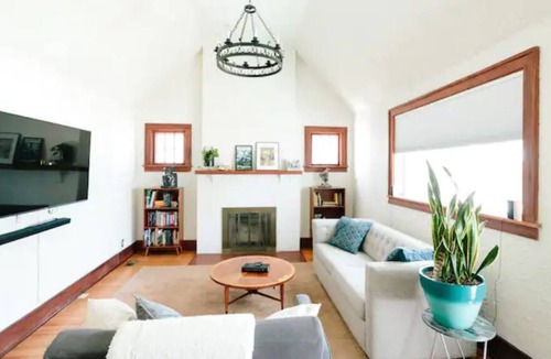 Urbana House | 2BR Cozy, Historic Home in DT Urbana: 2 Thumbs Up