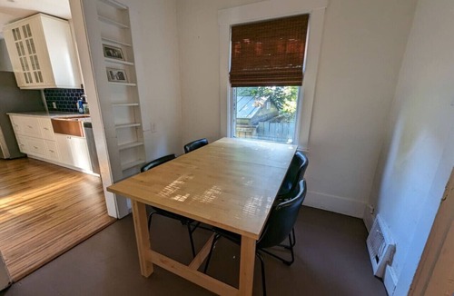 Phinney Ridge House | 2BR Craftsmen Greenlake Home + Backyard + Firepit