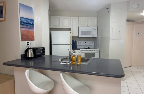 Downtown Honolulu Condo | 2BR+Den High Floor Ocean View Free Parking