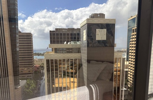 Downtown Honolulu Condo | 2BR+Den High Floor Ocean View Free Parking