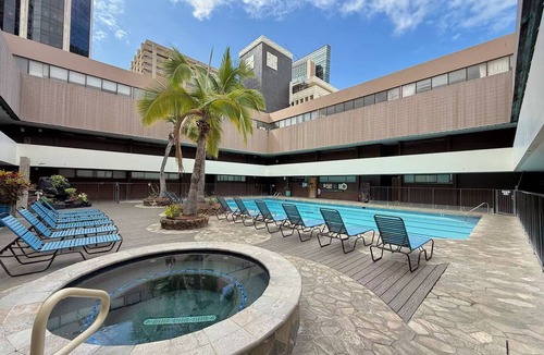 Downtown Honolulu Condo | 2BR+Den High Floor Ocean View Free Parking