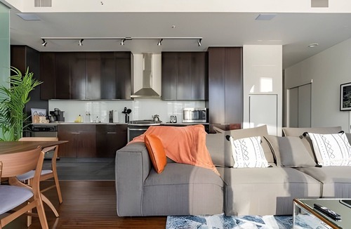 West Bellevue Bed & Breakfast | 2BR+Den Penthouse | Bellevue | Sophari Towers F