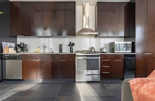 West Bellevue Bed & Breakfast | 2BR+Den Penthouse | Bellevue | Sophari Towers F
