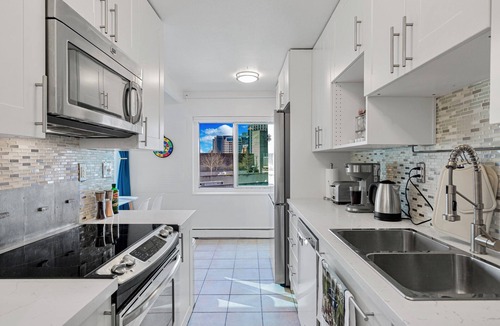 First Hill Condo | 2BR Designer Condo, Free Parking, Convention Ctr