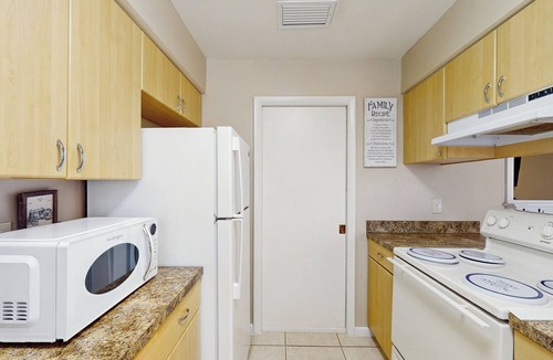 Longwood Apartment | 2BR Dog-friendly Oasis w/Shared Pool & Patio