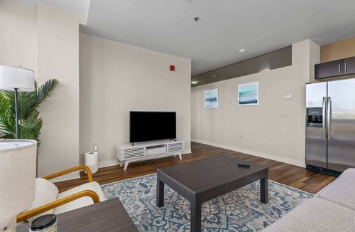 Downtown Pittsburgh Apartment | 2BR Downtown Apartment with Gym & Deck