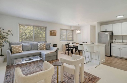 Aurora Highlands Apartment | 2BR Dual King Suite/5 Min to DCA Pentagon HQ2/Free Parking