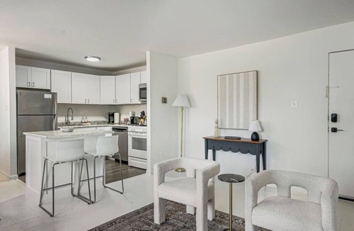 Aurora Highlands Apartment | 2BR Dual King Suite/5 Min to DCA Pentagon HQ2/Free Parking