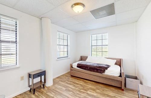 Ingleside on the Bay House | 2BR Duplex with Bikes and Beach Access