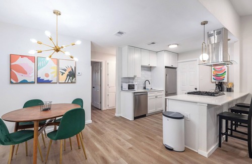 Barrington Oaks House | 2BR Ensuite | Near UT & The Domain