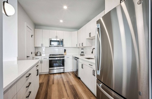 Crystal City Apartment | 2BR Executive Retreat Near D.C. & Airport