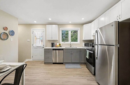 Ottawa Division House | 2BR Family Retreat With Fenced Yard And Parking