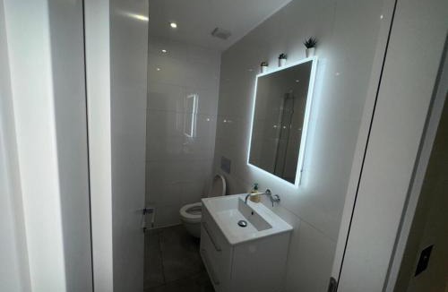 Farnham Common Apartment | 2BR Flat in Prime Location