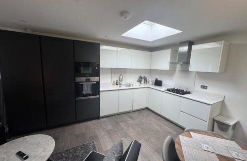 Farnham Common Apartment | 2BR Flat in Prime Location