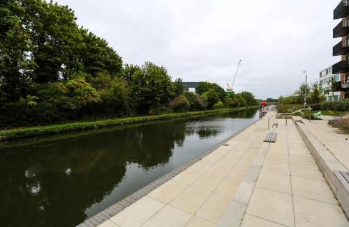 Botwell Apartment | 2BR Flat - Walk to Elizabeth Line - Free Parking