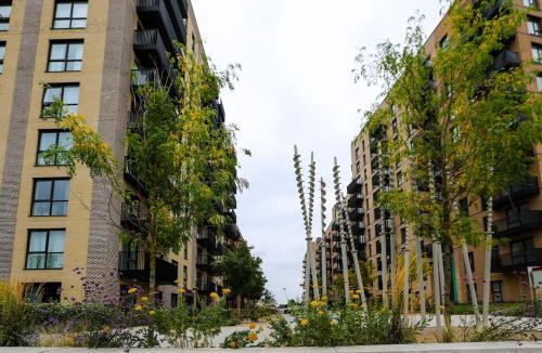 Botwell Apartment | 2BR Flat - Walk to Elizabeth Line - Free Parking