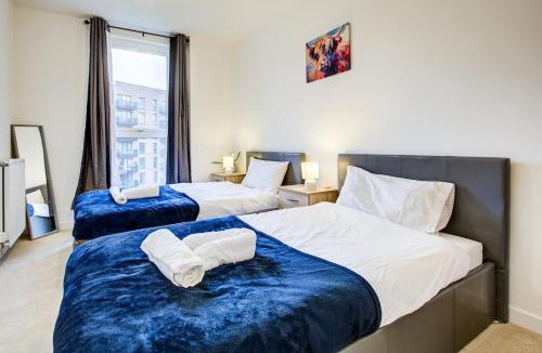 Botwell Apartment | 2BR Flat - Walk to Elizabeth Line - Free Parking