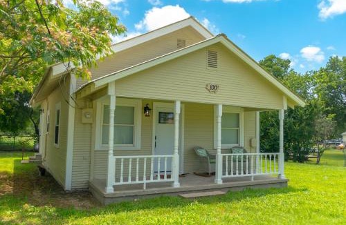 Forestburg House | 2BR Forestburg Escape Perfect for Mid-Term Stays
