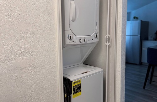 Lakeland House | 2BR + Guest Room/Office - Pet Friendly