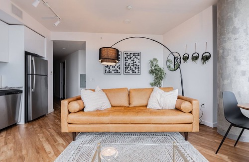 West Bellevue Bed & Breakfast | 2BR | Gym, Pool | Bellevue | Sophari Towers K