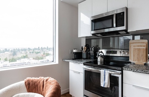 West Bellevue Bed & Breakfast | 2BR | Gym, Pool | Bellevue | Sophari Towers K