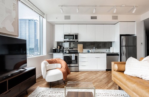 West Bellevue Bed & Breakfast | 2BR | Gym, Pool | Bellevue | Sophari Towers K