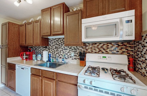 York Cottage | 2BR Home Near Shopping & Restaurants