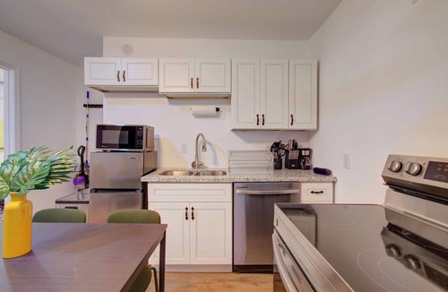 Greater East End House | 2BR Houston Haven, Playground, Prime Location