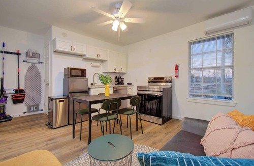 Greater East End House | 2BR Houston Haven, Playground, Prime Location