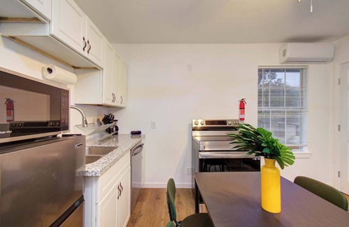 Greater East End House | 2BR Houston Haven, Playground, Prime Location