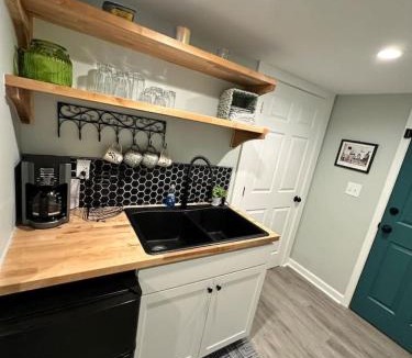 Charlotte Apartment | 2BR in Sardis, Near Panthers Stadium With Workspace