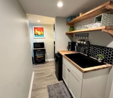 Charlotte Apartment | 2BR in Sardis, Near Panthers Stadium With Workspace