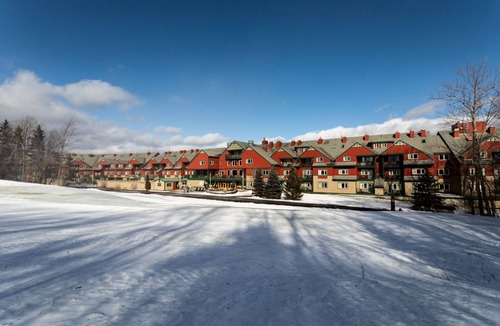 West Dover Condo | 2BR Loft With Views | Ski-In Access