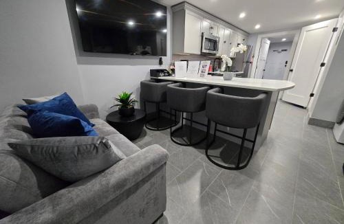 Roxbury Apartment | 2BR Lower Garden-Level Apt 20min