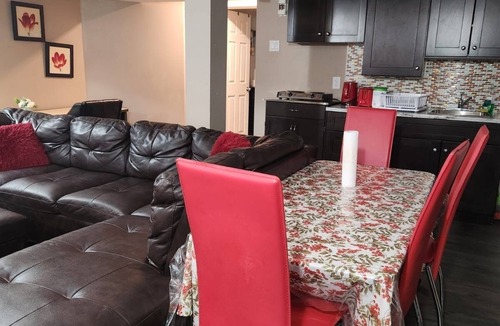 Aylmer House | 2BR luxe Lower Level Seperate Entrance