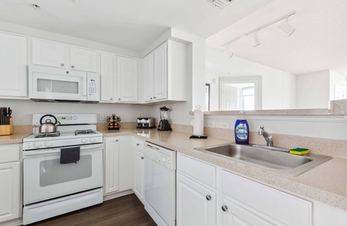 Ballston Apartment | 2BR Luxury City Suite With Gym & Pool