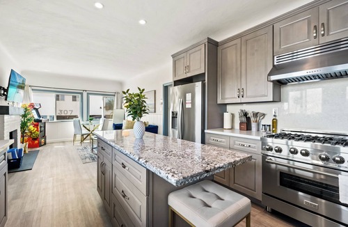 El Porto Apartment | 2BR Luxury Getaway Mins to Beach + Arcade + Games