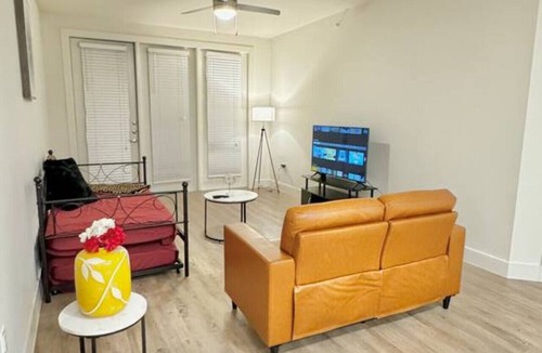 Wetmore Apartment | 2BR Modern 2mi to Six Flags, La Cantera & Dining