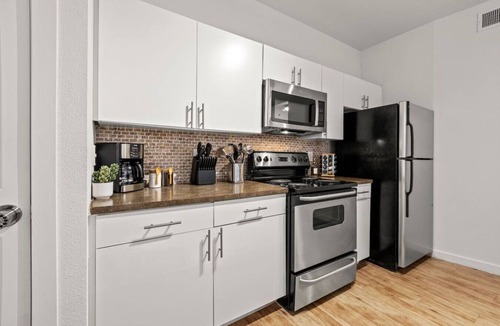 Dallas Design District Apartment | 2BR Modern Stay Walk to AA Center Free Parking