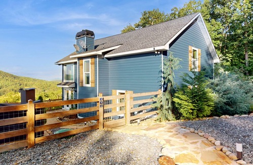 Ridgeline Vistas Cabin | 2BR Mountain chalet with loft, views & deck