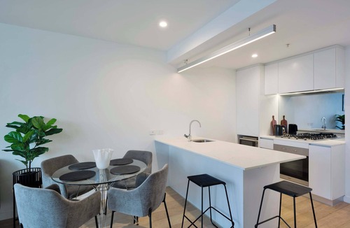 Spring Hill Apartment | 2BR Near CBD | Parking, Pool + Work-Friendly