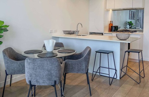 Spring Hill Apartment | 2BR Near CBD | Parking, Pool + Work-Friendly