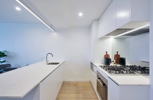 Spring Hill Apartment | 2BR Near CBD | Parking, Pool + Work-Friendly