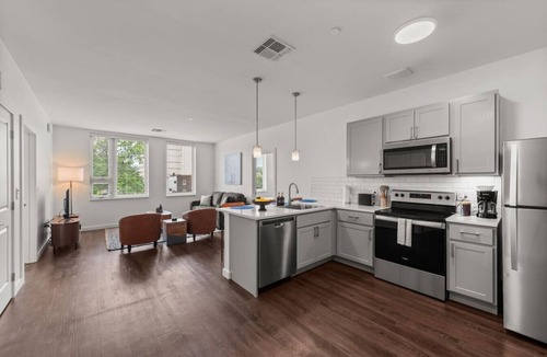 Hough Apartment | 2BR Near Clinic, Case Western & Museums