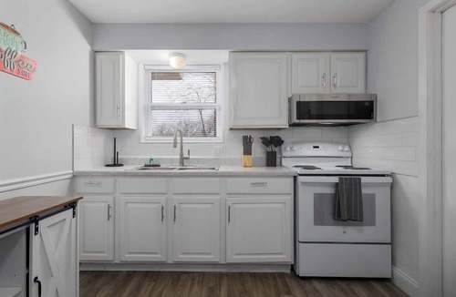 Riverside Apartment | 2BR Near Downtown KC | In-Unit Laundry