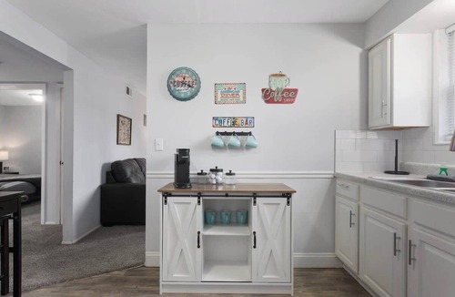 Riverside Apartment | 2BR Near Downtown KC | In-Unit Laundry