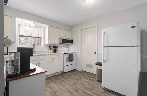 Riverside Apartment | 2BR Near Downtown KC | In-Unit Laundry
