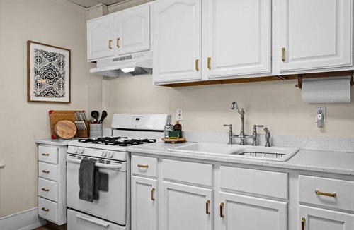 Superior Apartment | 2BR Near Duluth + Walk to Tower Ave + Free Parking